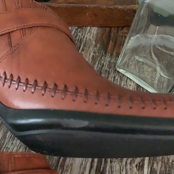 VS Chestnut Leather Block Heel Mules - Picture 14 of 16